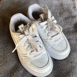 Toddler Girls White Puma Sneakers.  Excellent used condition; worn once.